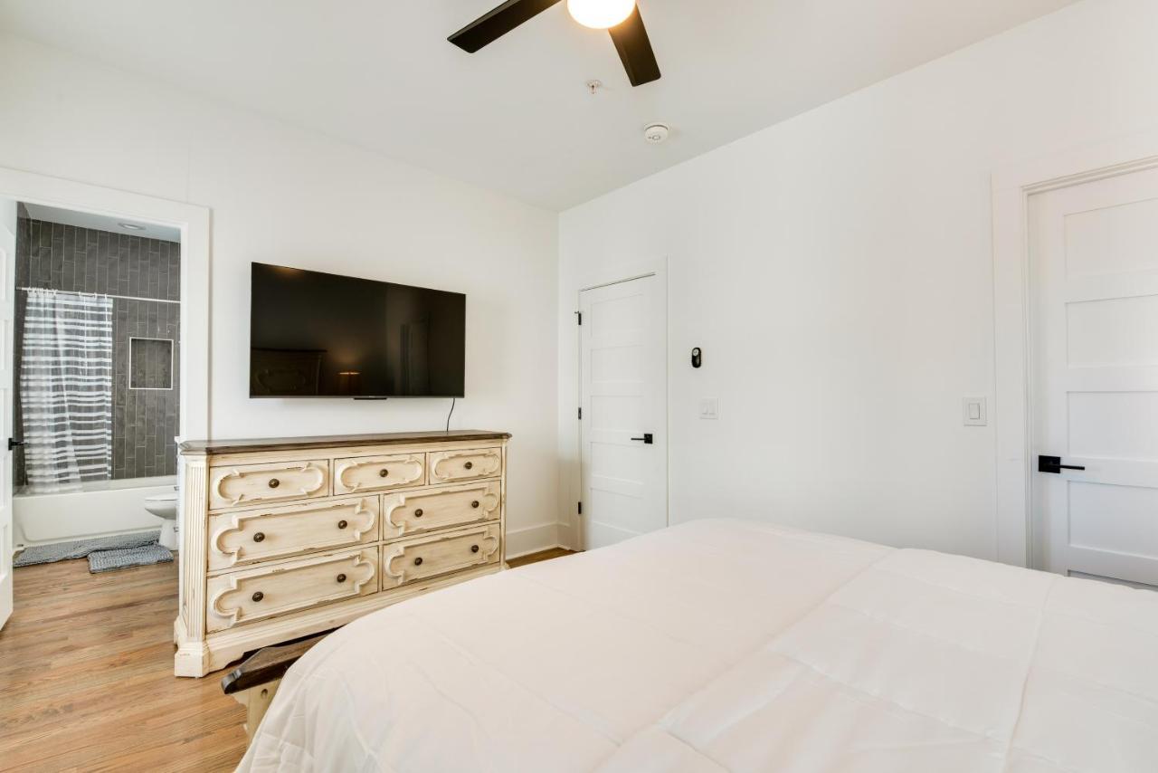 Modern With Balcony 2 Mi To Downtown! Holiday home