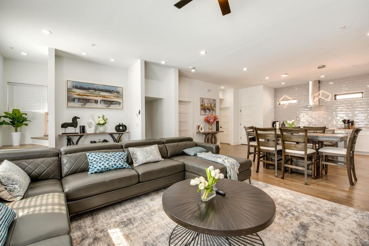Modern With Balcony 2 Mi To Downtown! Holiday home