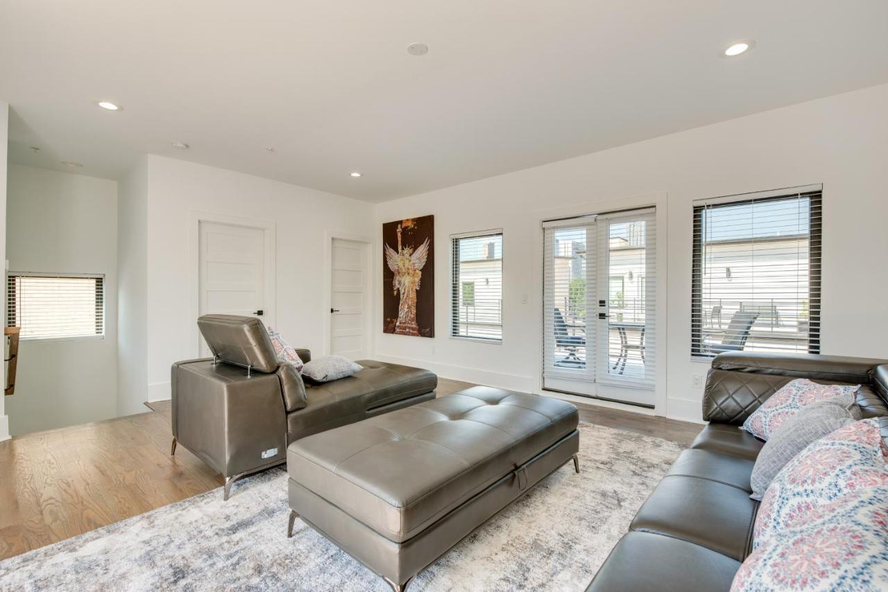 Modern With Balcony 2 Mi To Downtown!